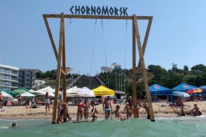 Езжай фотографироваться: под Одессой появились качели в море 