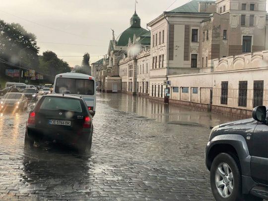 До поїздів не підібратися: потужна злива затопила залізничний вокзал в Чернівцях (відео)