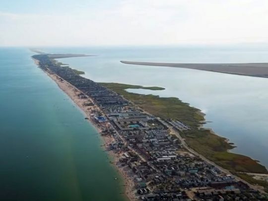 «Два дні протрималися і поїхали»: туристи не витримують «сусідства» з навалою медуз на Федотовій косі