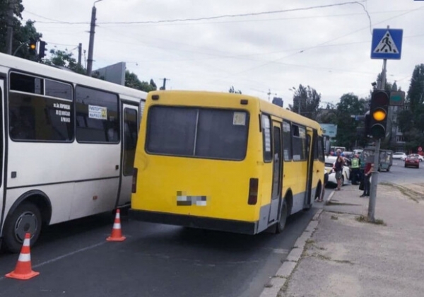 Прямо на зебре: в Одессе маршрутка сбила женщину