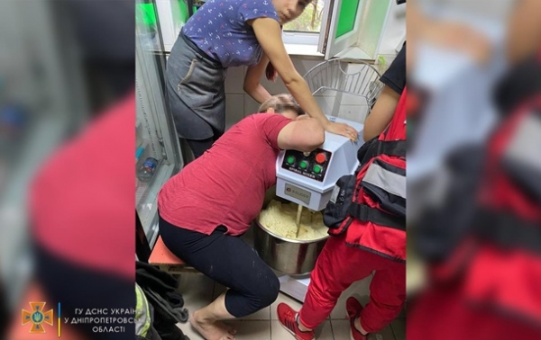 Жительница Днепра застряла в тестомешалке