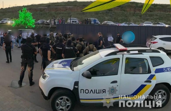 «Нечего здесь глупые традиции разводить»: в МВД пообещали выслать обратно в горы россиян со «стреляющей свадьбы» под Одессой