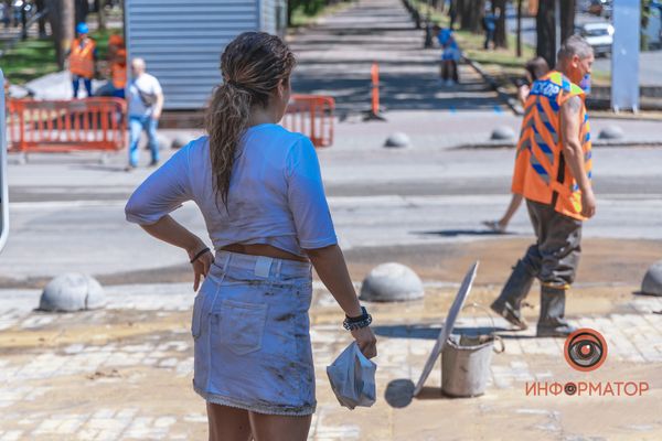Намагалася перестрибнути калюжу: у центрі Дніпра дівчина провалилася по шию в яму з водою