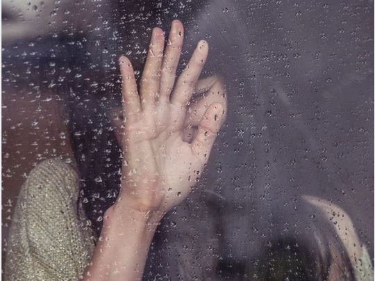 Отримала важкі переломи і травми: під Миколаєвом дівчинка випала з вікна 4-го поверху