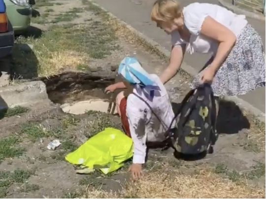Під ногами утворився провал: у Києві жінка провалилася в яму з окропом