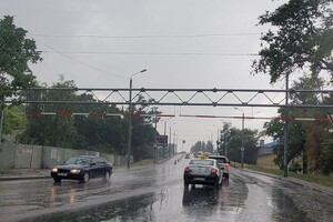 Ворота на Ивановском мосту: первая фура попала в "ловушку", но проехала