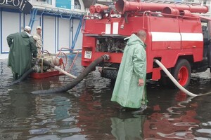 Летний дождик: в Одессе затопило улицы, магазины и парадные домов