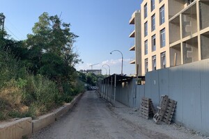 Стройка и немного отдыхающих: как выглядят пляжи в районе Успенского монастыря