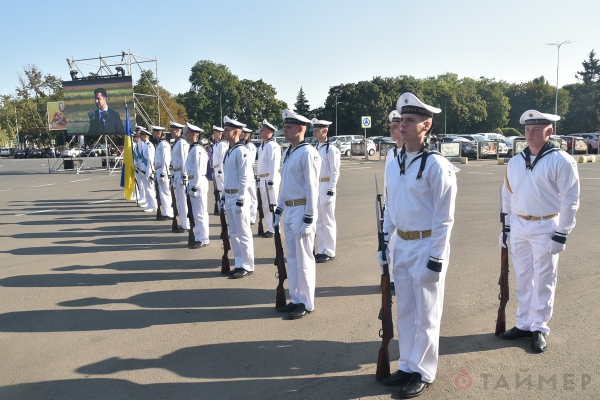 Одесский аэропорт украсили огромнейшим флагом Украины