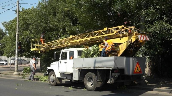На месте смертельного ДТП на Спартаковской срезали мешавшие водителям ветки 