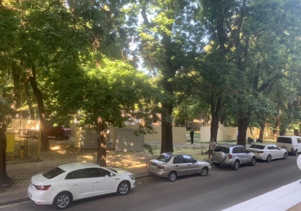 В Старобазарном сквере появился подозрительный забор: что там будут строить 