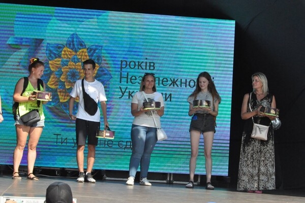Давка и очереди за тортом: в Одессе зарегистрировали всеукраинский рекорд 