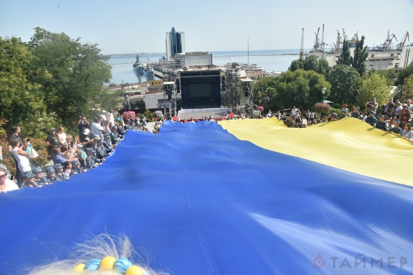 Одесский аэропорт украсили огромнейшим флагом Украины