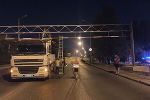Ворота на Ивановском мосту: первая фура попала в "ловушку", но проехала
