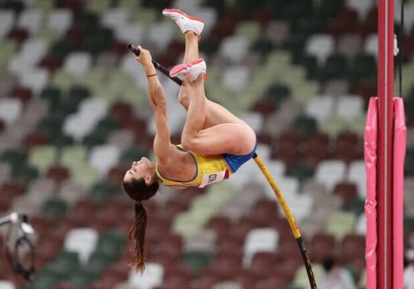 Впервые за 17 лет: украинка прошла в финал Олимпиады в прыжках с шестом
