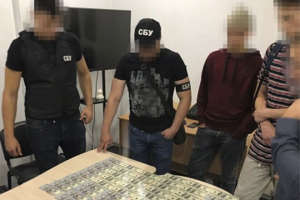 
                                                                        Схема на миллионы: госрегистратор "зарабатывал" на быстром оформлении недвижимости
                                                                                                                                                                                                                    