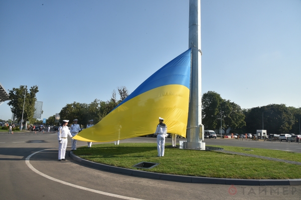 Одесский аэропорт украсили огромнейшим флагом Украины