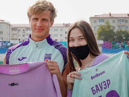 Далеко піде: вболівальниця в одній нижній білизні випросила футболку відомого гравця