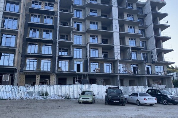Стройка и немного отдыхающих: как выглядят пляжи в районе Успенского монастыря