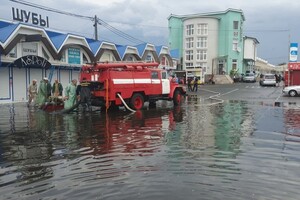 Летний дождик: в Одессе затопило улицы, магазины и парадные домов