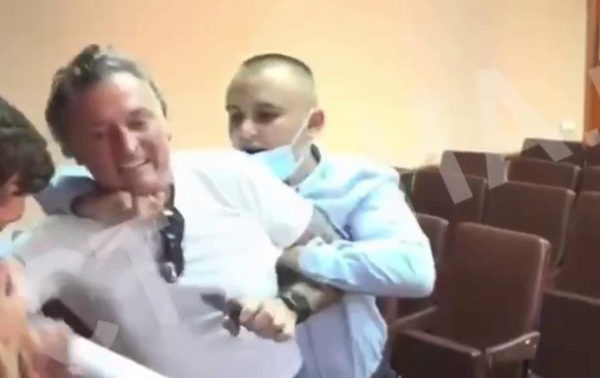 Появилось видео драки Балашова со следователями