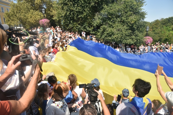 Одесский аэропорт украсили огромнейшим флагом Украины