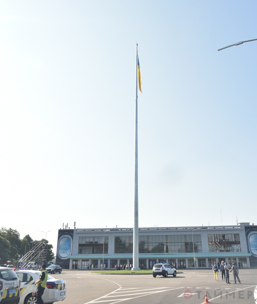 Одесский аэропорт украсили огромнейшим флагом Украины