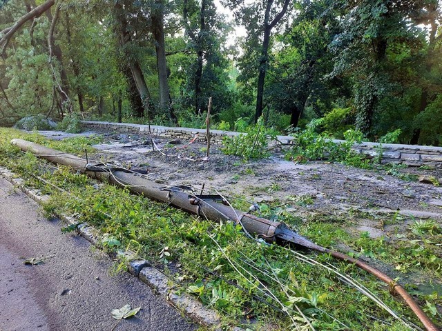Повалені дерева і електроопори, знеструмлені вулиці, пошкоджені дахи: Кам’янець-Подільський «накрила» негода