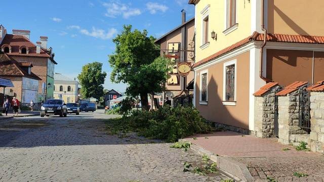 Повалені дерева і електроопори, знеструмлені вулиці, пошкоджені дахи: Кам’янець-Подільський «накрила» негода