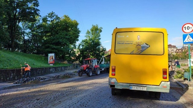 Повалені дерева і електроопори, знеструмлені вулиці, пошкоджені дахи: Кам’янець-Подільський «накрила» негода