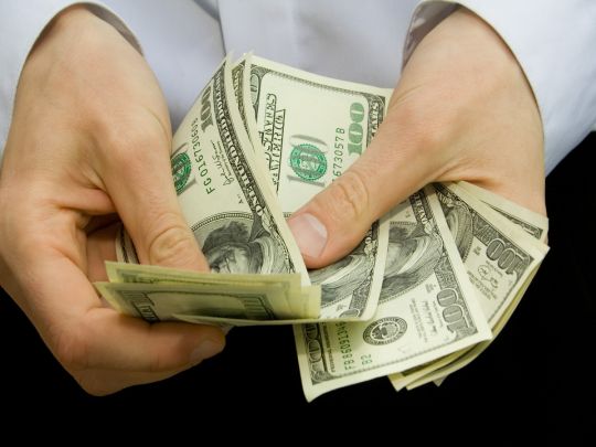 Українці почали масово здавати валюту: банкіри назвали причини