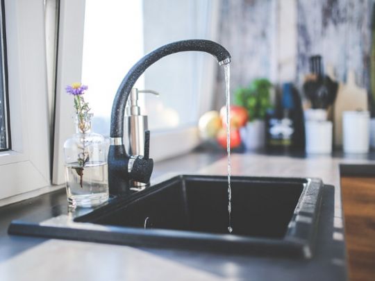 «Жовта та смердить»: кияни скаржаться на брудну воду з-під крана