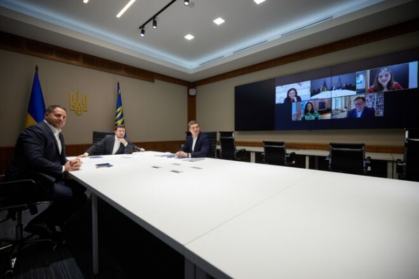 
                                                                        Зеленский предложил Facebook открыть офис в Украине
                                                                                                                                                                                                                    
