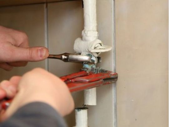 Чи можуть відключити газ, світло та воду боржнику у багатоквартирному будинку: що кажуть юристи