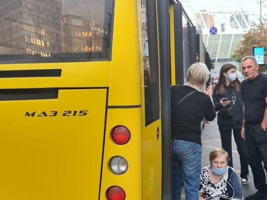 Не встигла вийти: у Києві водій маршрутки зачинив двері і протягнув жінку по асфальту