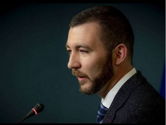 Прес-секретар Зеленського виправдався за висолопленого язика