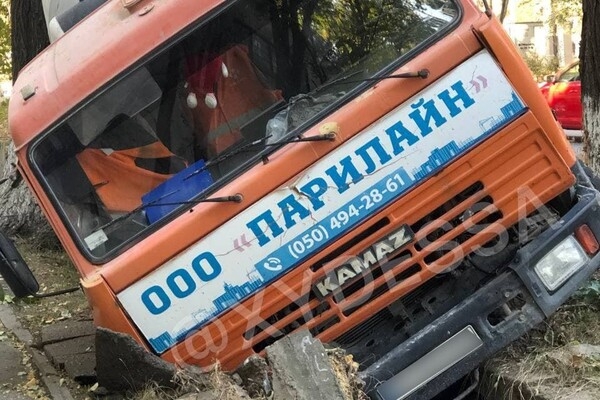В Одессе бетономешалка провалилась в канаву: водитель сбежал