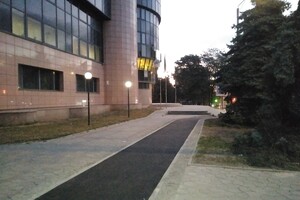 Реконструкция с нарушением норм: на Черняховского появилась первая велодорожка