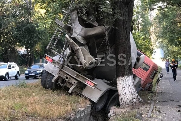 В Одессе бетономешалка провалилась в канаву: водитель сбежал