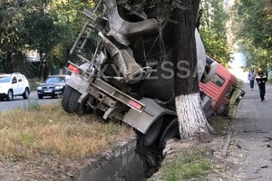 В Одессе бетономешалка провалилась в канаву: водитель сбежал