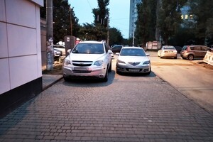 С фантазией все в порядке: свежая фотоподборка наглых водителей в Одессе