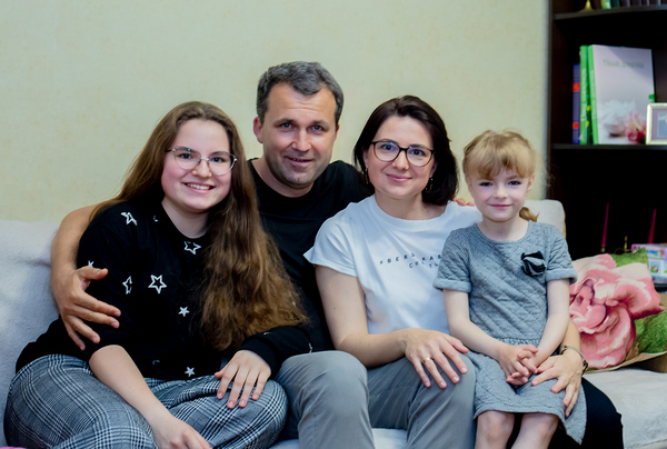 «Добре, що біологічна мама відмовилася від донечки», — подружжя киян удочерило дівчинку, яка була отруєна алкоголем в утробі матері
