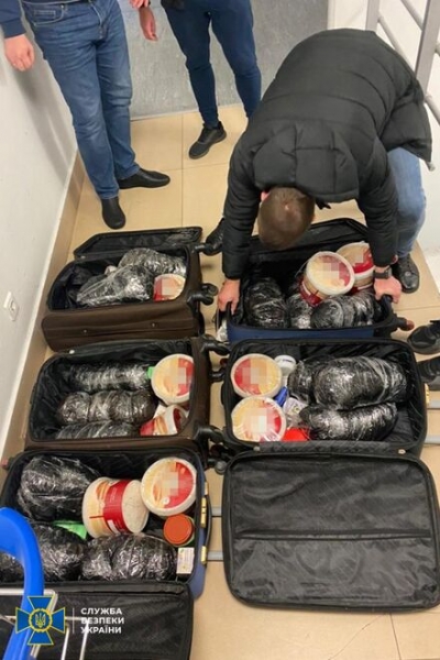 
                                                                        Наркотики из Африки под видом мороженого: СБУ обнаружила в "Борисполе" 400 тыс. таблеток
                                                                                                                                                                                                                    