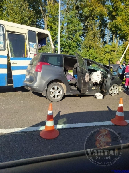На Львівщині іномарка протаранила автобус, рух на трасі Київ — Чоп паралізовано