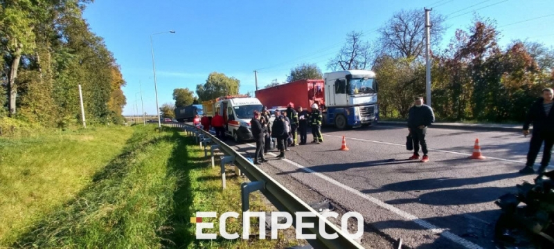 На Львівщині іномарка протаранила автобус, рух на трасі Київ — Чоп паралізовано
