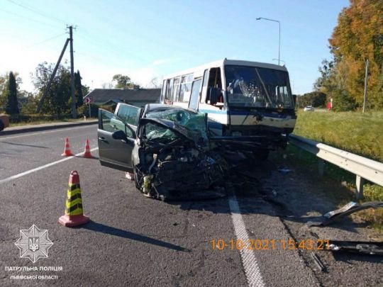 На Львівщині іномарка протаранила автобус, рух на трасі Київ — Чоп паралізовано