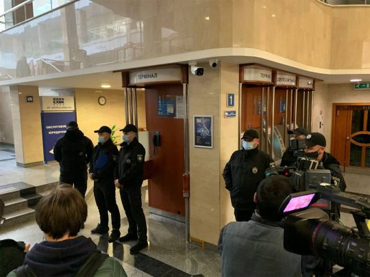 Напад на журналістів в «Укрексімбанку»: двом людям підготували підозру