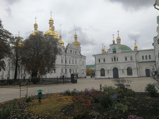 Невеликі дощі не зіпсують свято: яку погоду синоптики обіцяють українцям на Покрову і довгі вихідні