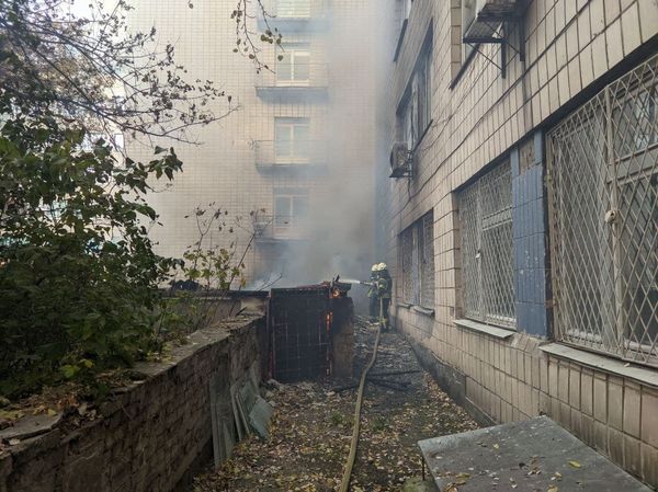 Потужна пожежа у центрі Києва: горіла лікарня Інституту урології