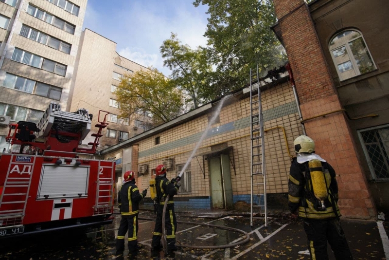 Потужна пожежа у центрі Києва: горіла лікарня Інституту урології